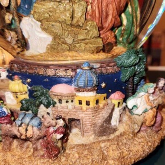 Rotating Water Globe plays "O Holy Night " by Kirkland Home - Picture 6 of 8